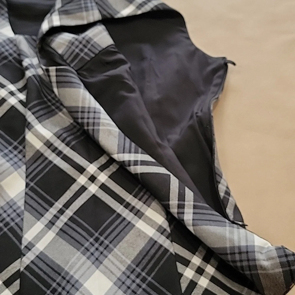 White House Black Market Size 0 Black & White Plaid Sleeveless Top / Vest